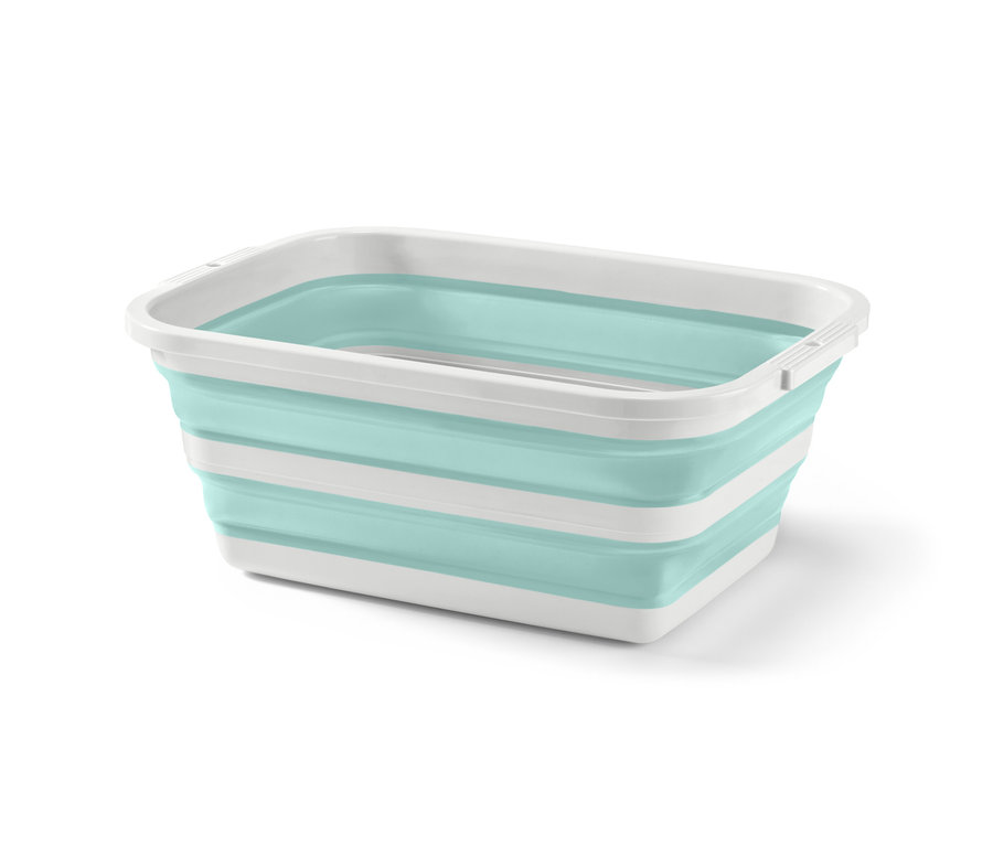 Egy türkiz és fehér színű, összehajtható ruháskosár.