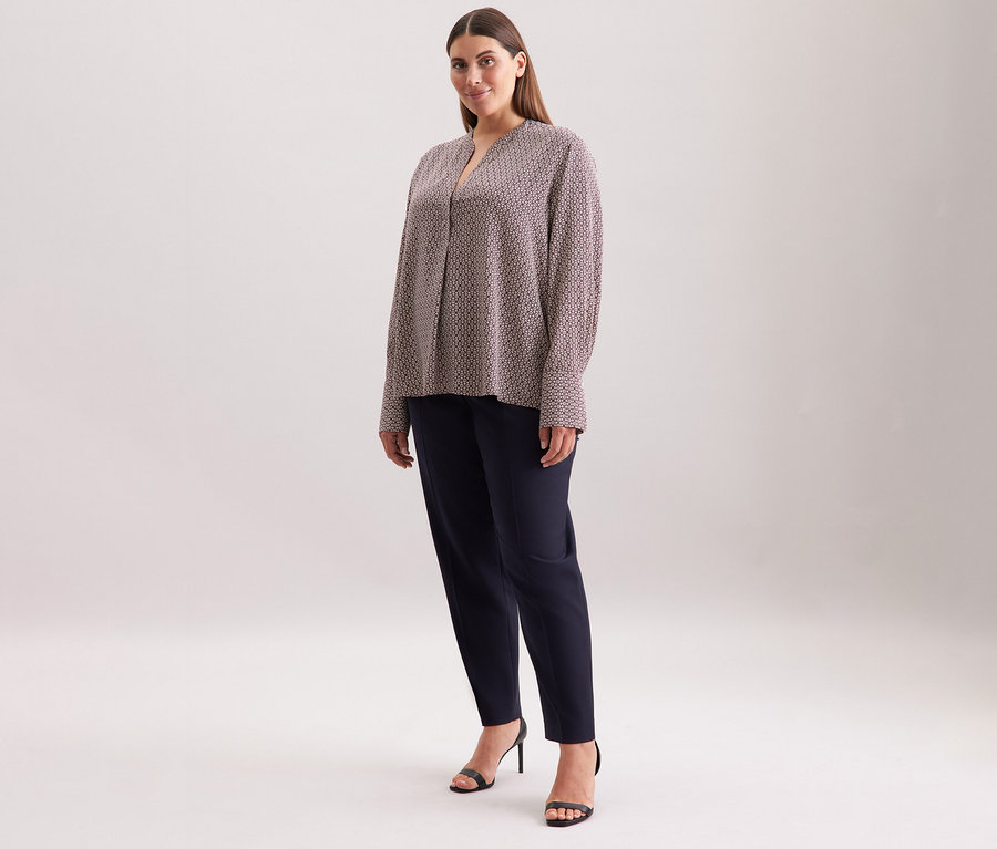Nő visel egy ekrü-bordó mintás Seidensticker tunikát viszkózból.