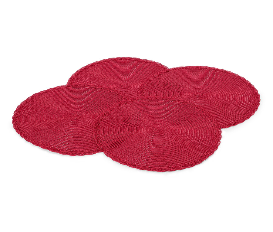 Négy piros, kerek tányéralátét fehér háttérrel.