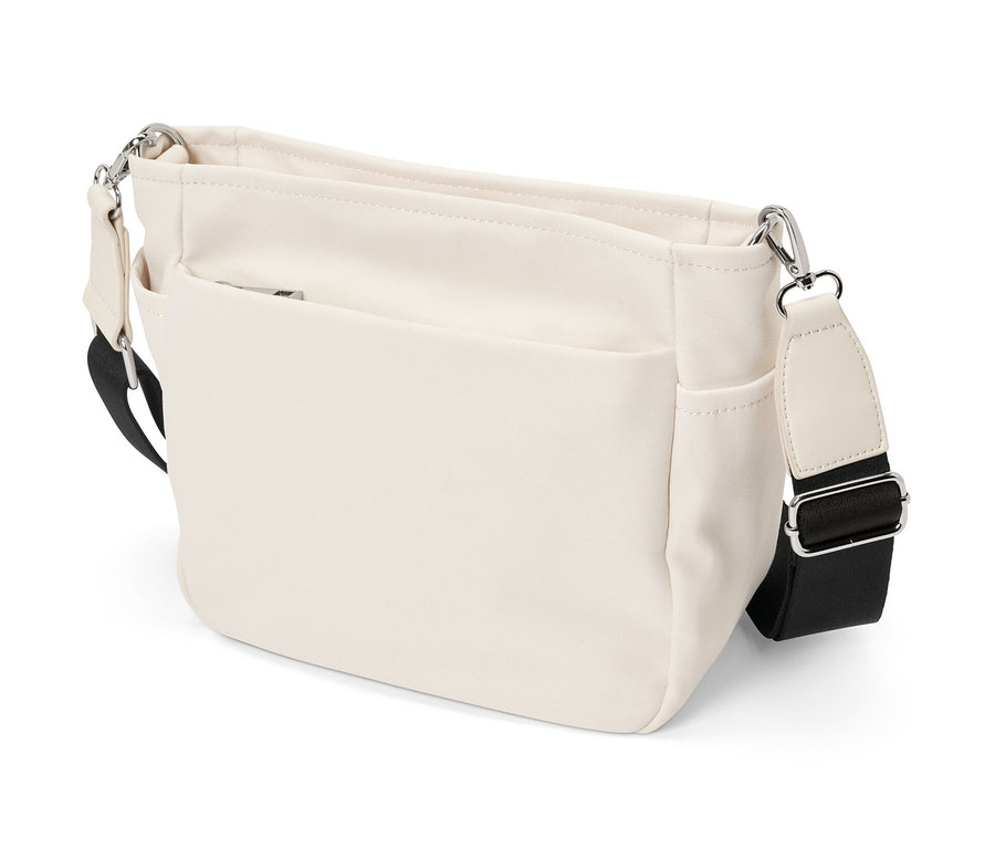 Egy krémszínű vászon oldaltáska fekete pánttal.