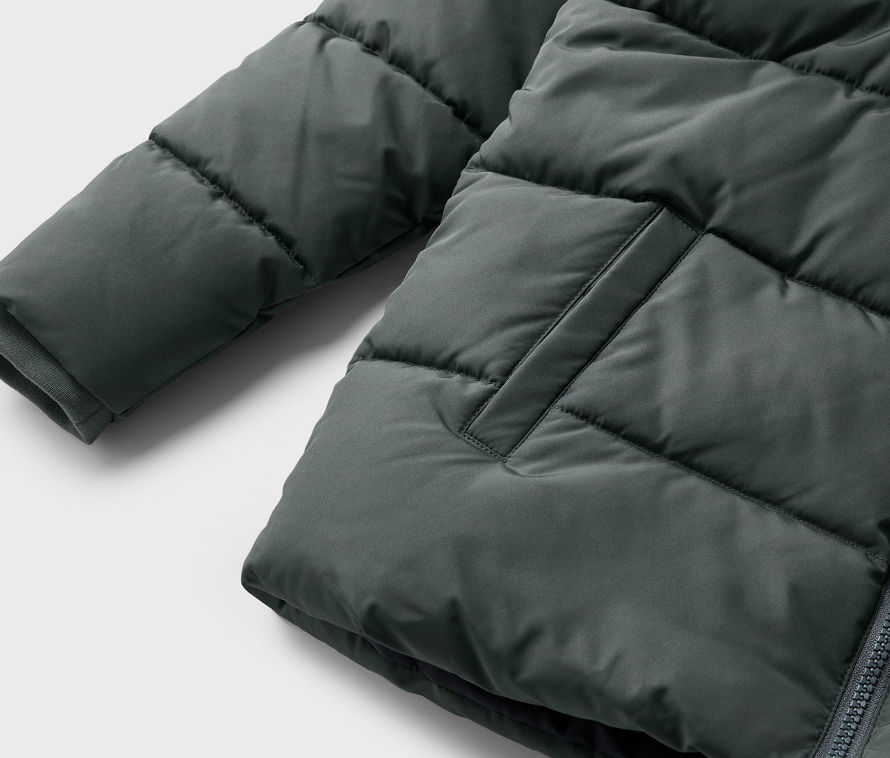 Egy gyermek termálkabát részlete.