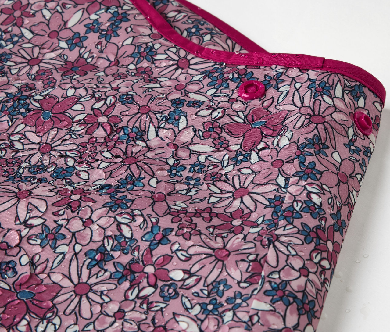 Egy virágmintás gyerek termo esőnadrág részlete.