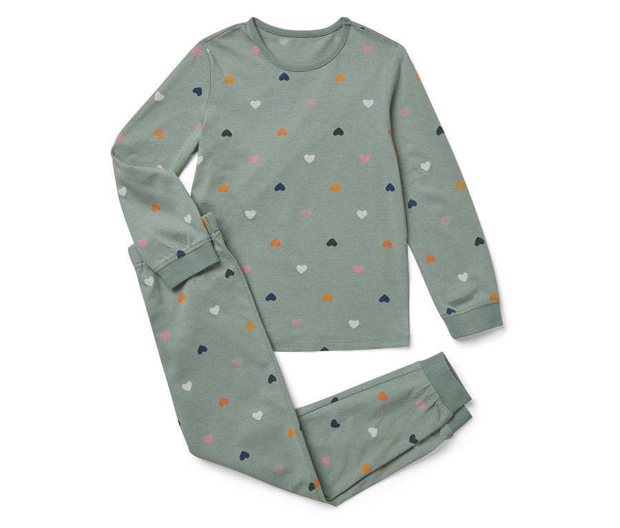 Egy zöld, hosszú ujjú pizsama nadrággal, szívecskékkel nyomtatva.