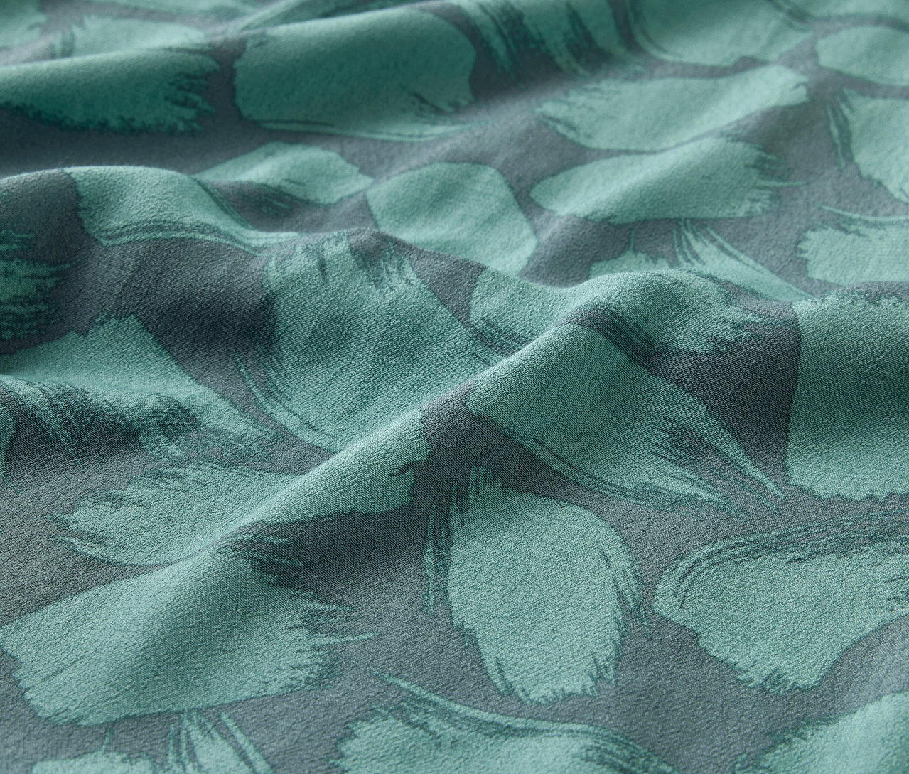 Egy nyomott mintás ingruha szövetének részlete.