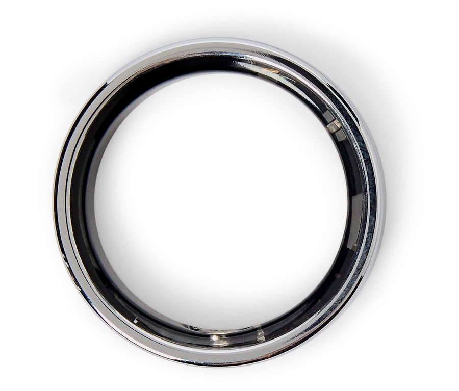 Felülnézet egy ezüst gyűrűről, fekete belsővel, fehér háttéren.