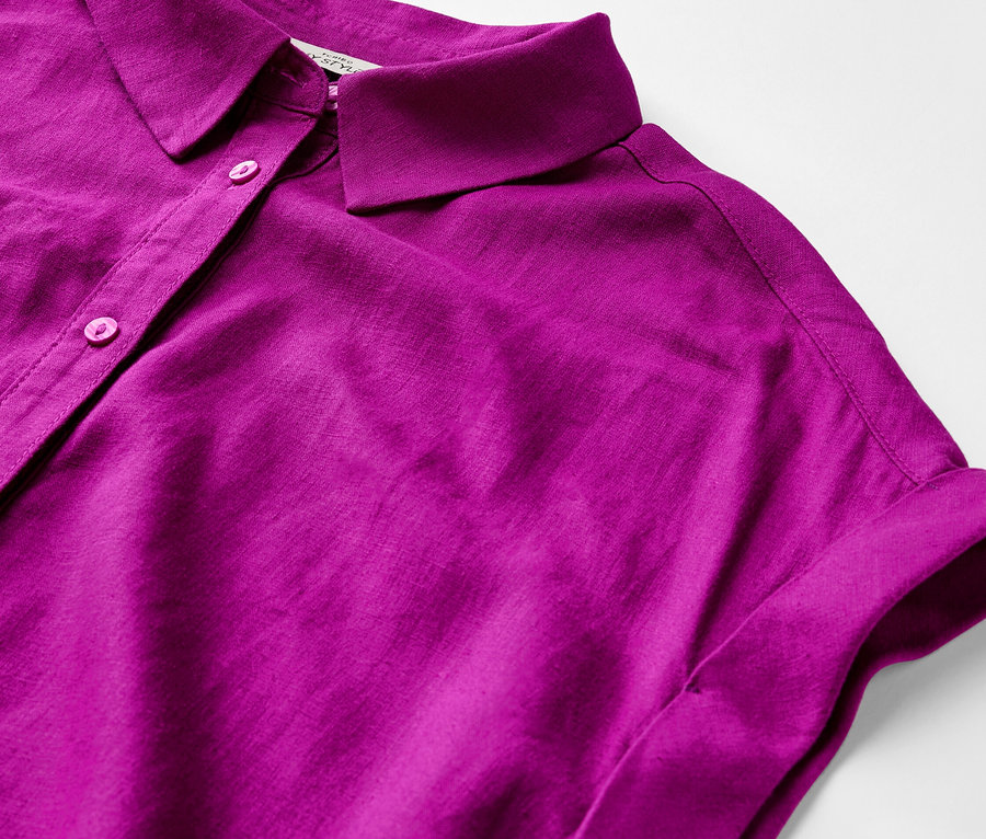 Egy lenvászon ruha részlete.