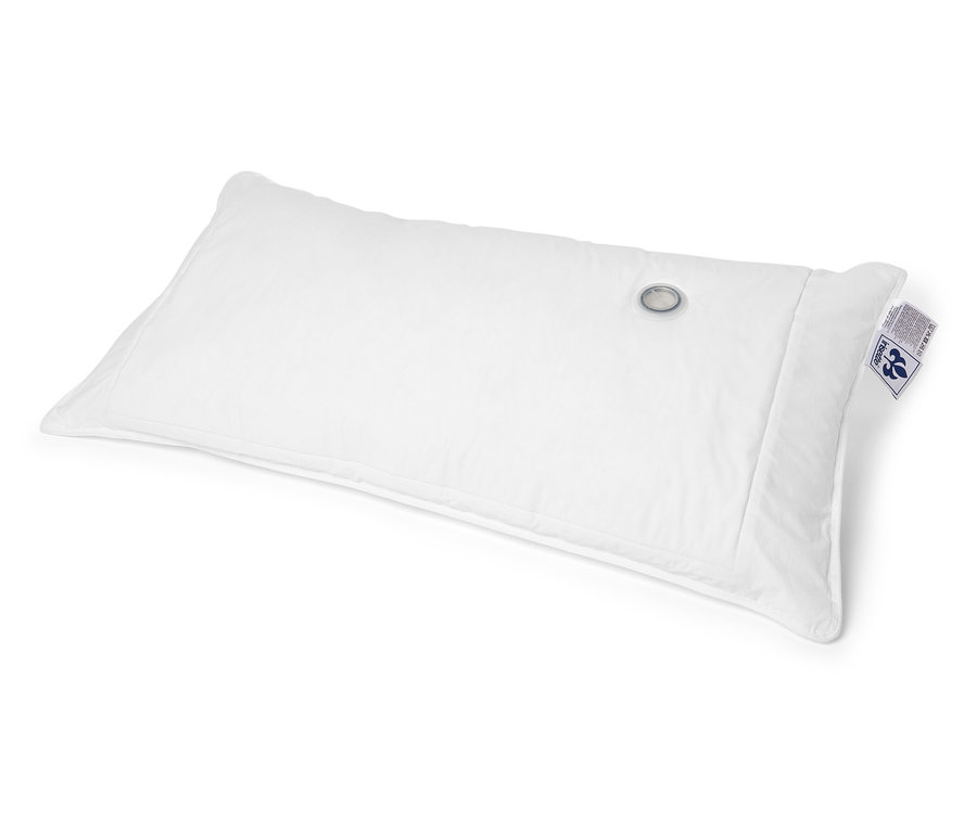 Egy fehér irisette® vízzel töltött párna fehér háttérrel.