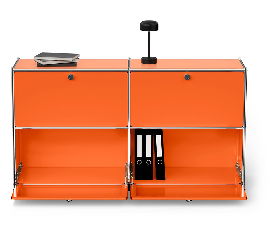 Narancssárga moduláris szekrény két könyvvel a tetején és három iratrendezővel belül.