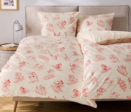 Ágynemű piros, síelő Mickey egér ábrázolásokkal.