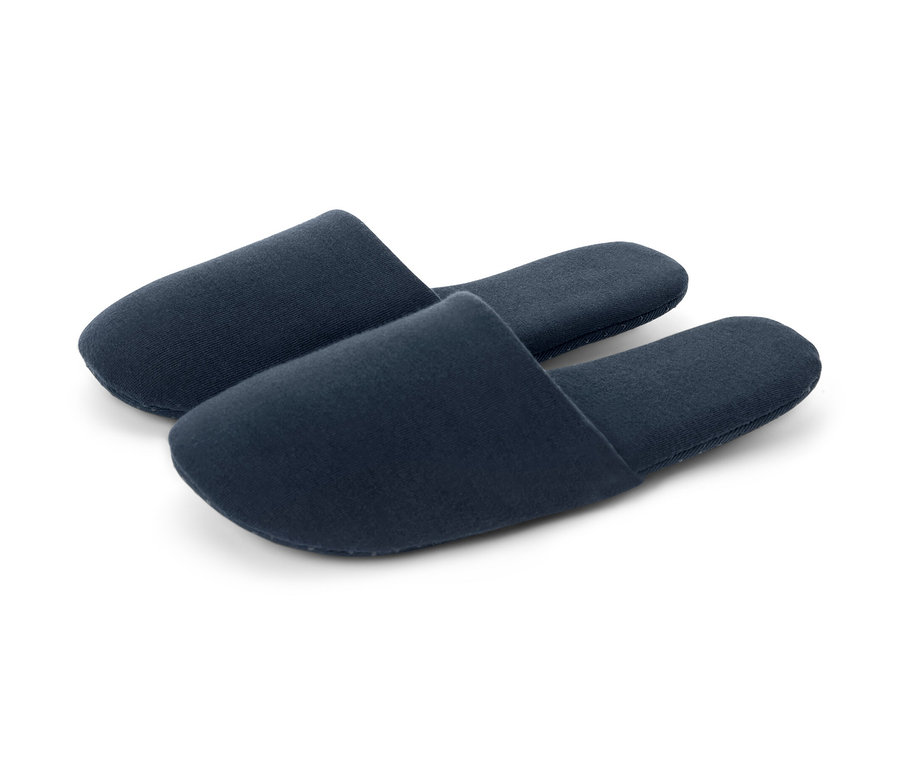 Két kék utazópapucs.