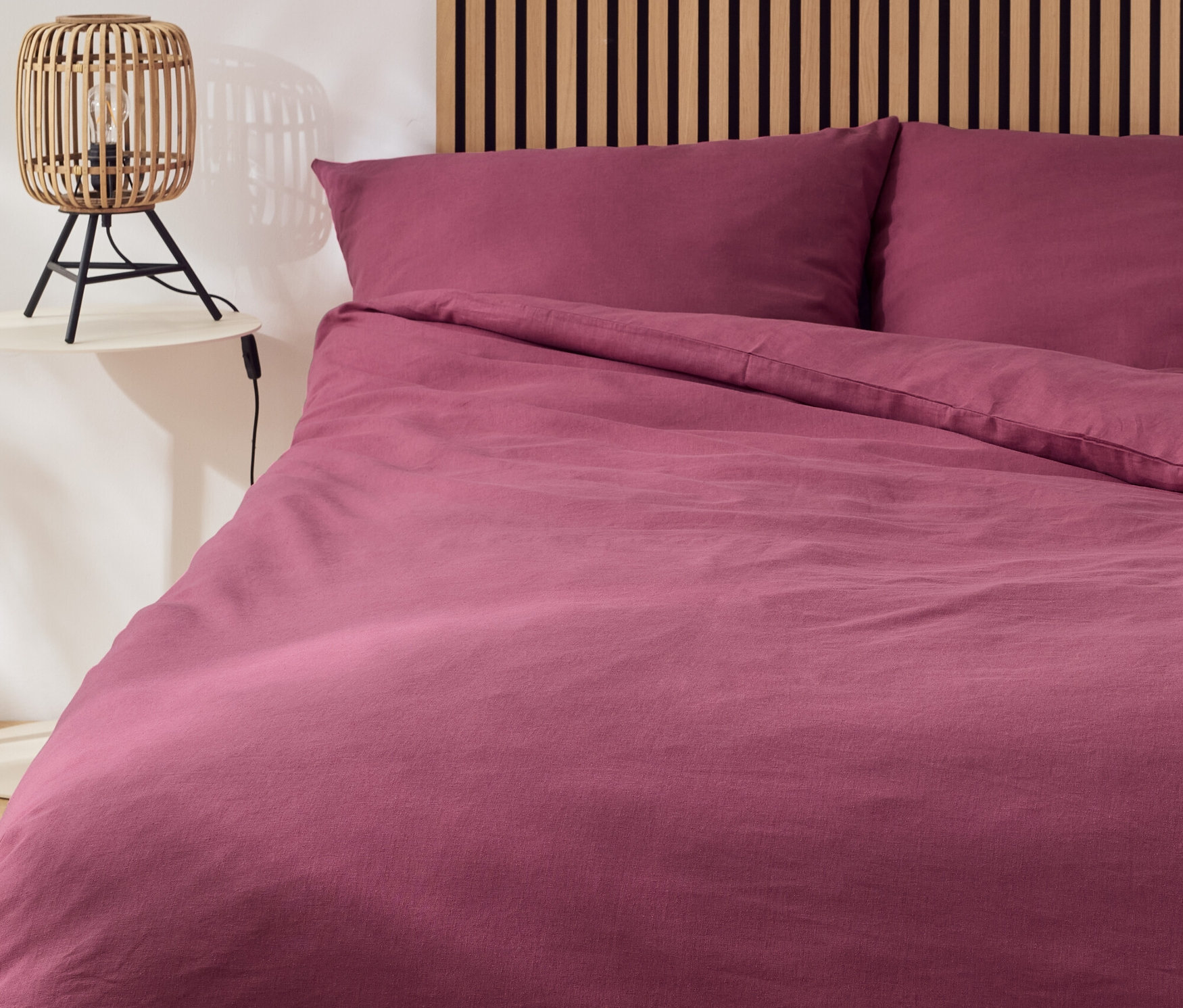 Lila ágy normál méretű és extra méretű, félig vászon ágyneművel.