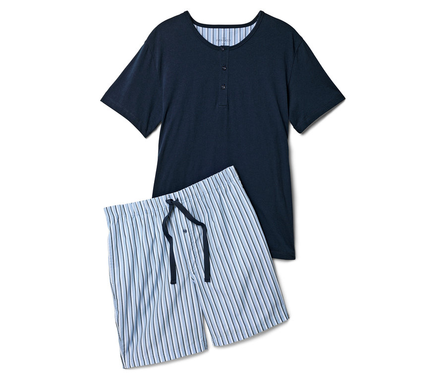 Sötétkék, gombos pizsama felső és csíkos, rövid pizsama alsó húzózsinórral.