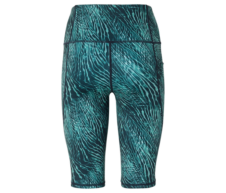 Egy zöld, mintás, térdig érő leggings hátuljának közeli felvétele.
