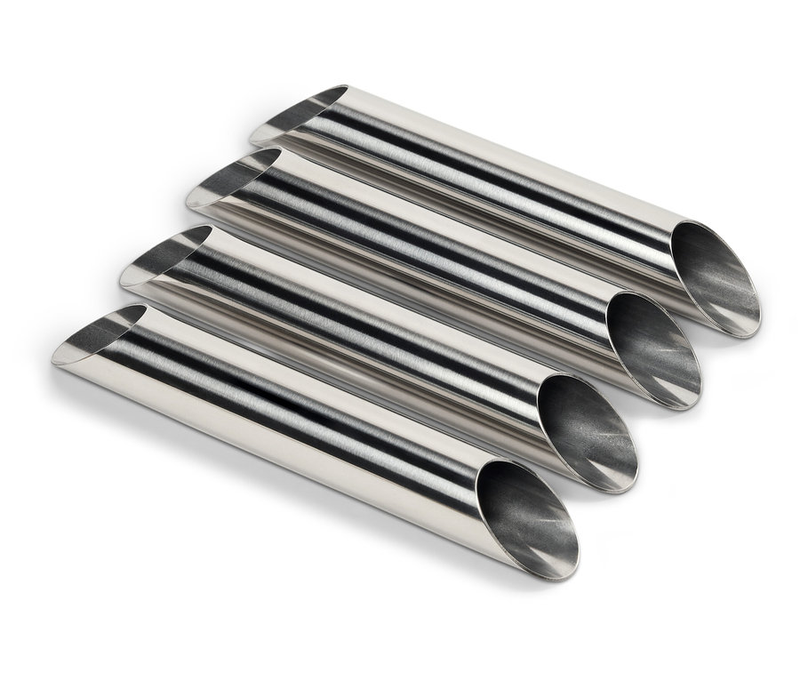 Négy ezüstszínű fémcső fekszik párhuzamosan egy fehér háttéren.