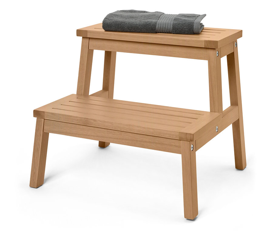 Egy kétszintes fa fellépő, a felső fokán egy szürke törölközővel.