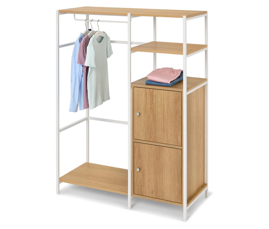 Világos fa és fehér fém ruhatartó állvány akasztott ruhákkal és egy polcon összehajtott ruhákkal.