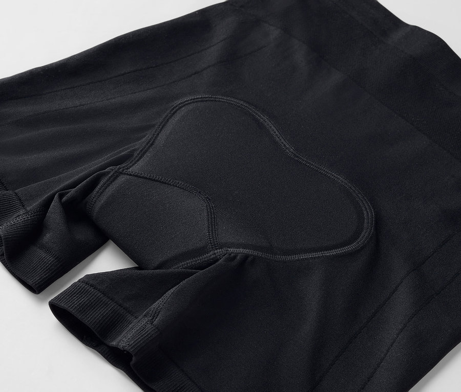 Fekete kerékpáros rövidnadrág párnázással közelről.