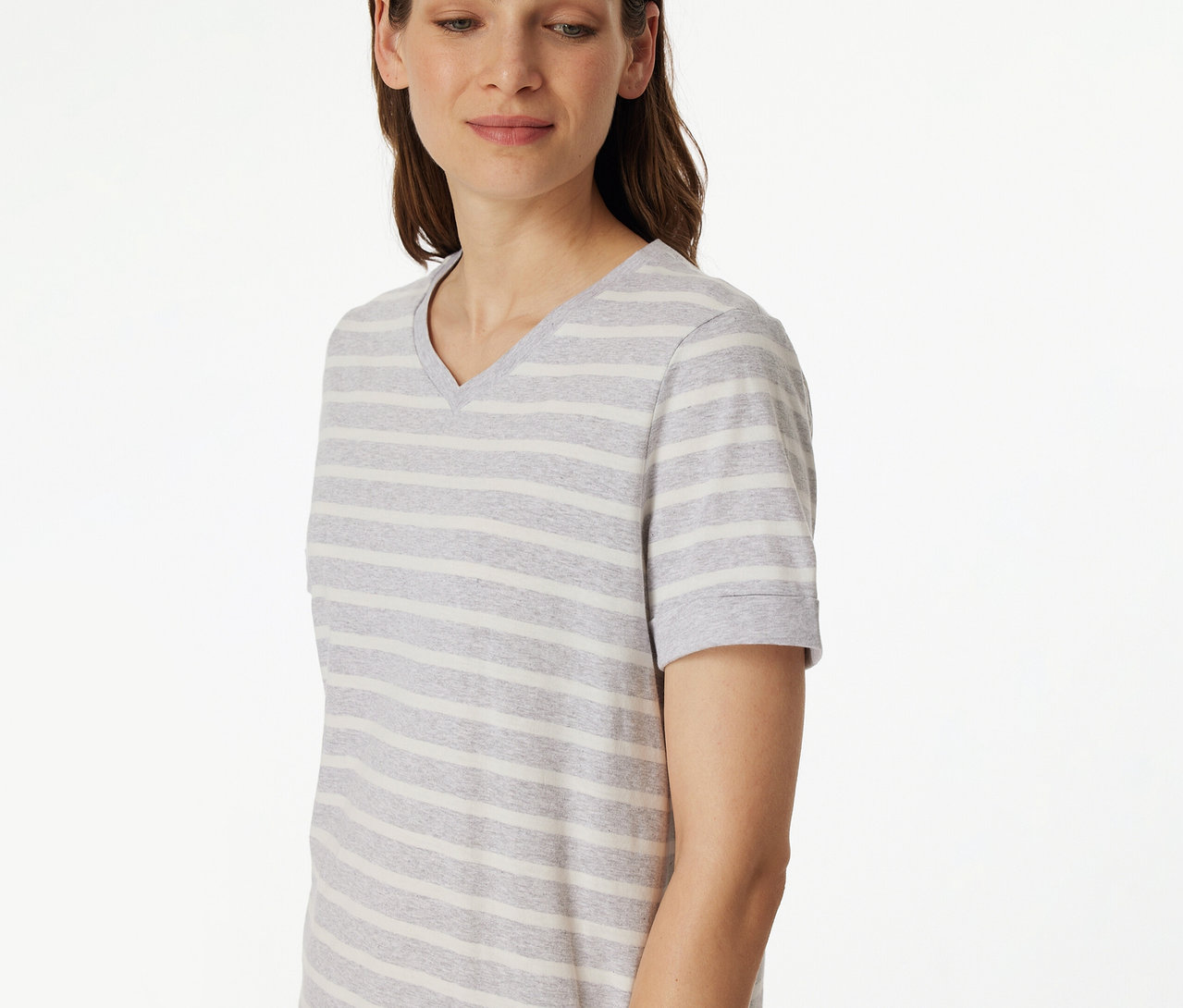 Nő visel egy csíkos SCHIESSER 3/4-es pizsamát.