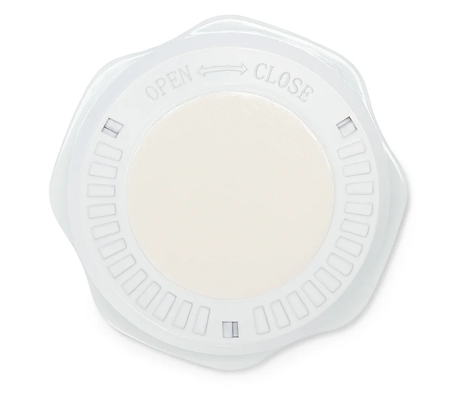 Felülnézet egy kerek, fehér tartályról, melyen az „Open” (nyitott) és a „Close” (zárt) felirat látható.
