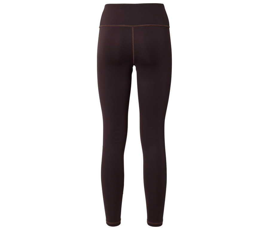 Hátulról sötétbarna leggings.
