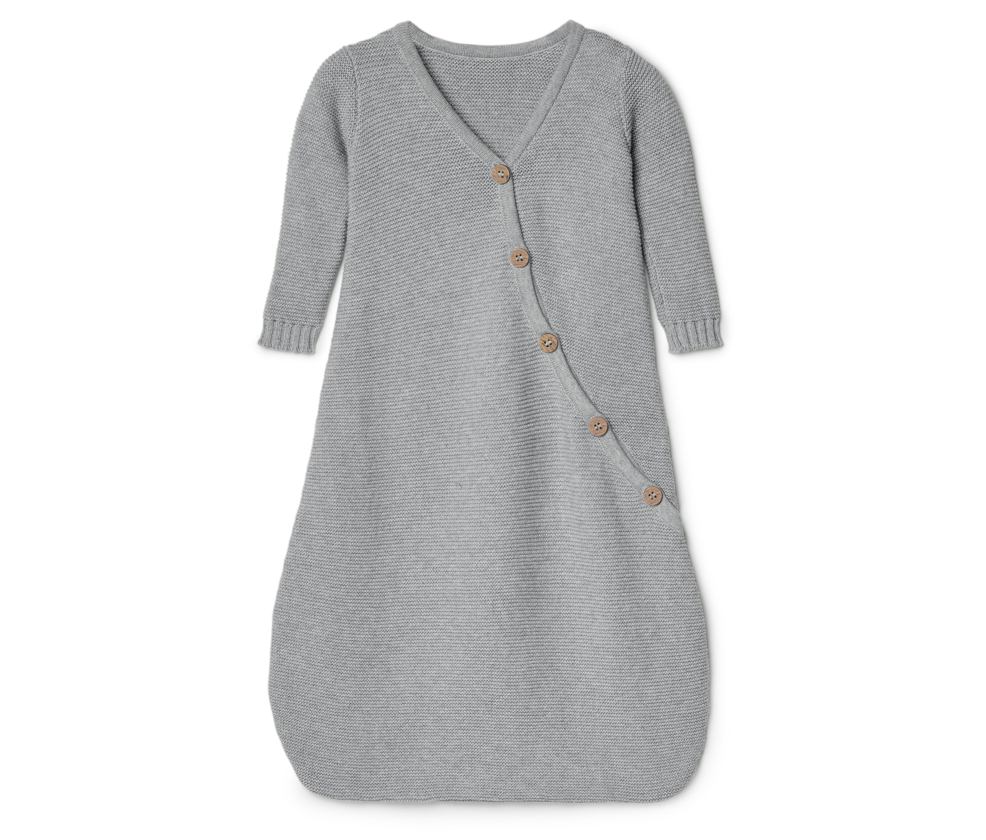 Egy szürke, kötött, hosszú ujjú, gombos babahálózsák fekszik egy fehér felületen.