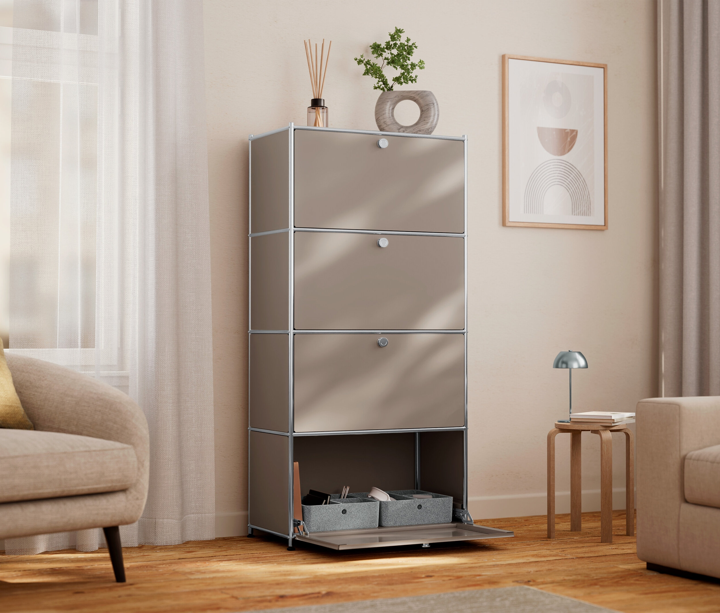 A belső tér egy magas, bézs szekrényt ábrázol négy rekesszel, amelyek közül az egyik nyitott és szürke tárolódobozokat mutat. A szekrényen egy szobanövény és illatpálcikák találhatók.