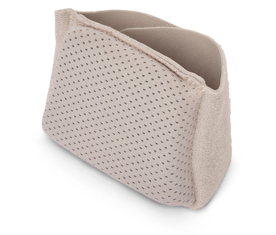 Bézs szövet tárolódoboz pöttyös mintával fehér alapon.