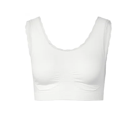 Fehér bralette csipkével a nyakkivágáson és a karkivágásokon.