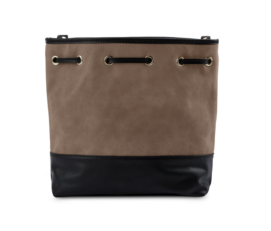 Egy barna, bőrhatású női oldaltáska fekete részletekkel.