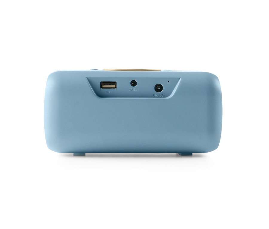 Egy világoskék Bluetooth hangszóró, vezeték nélküli töltő hátulnézete, USB porttal és AUX bemenettel.