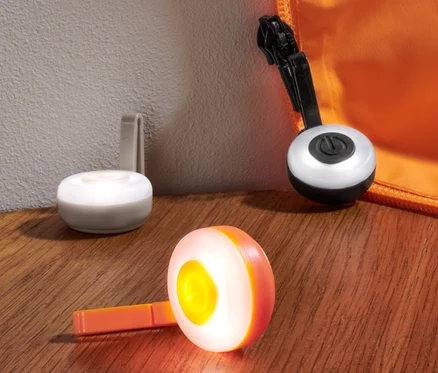 Három LED-es lámpa van az asztalon.