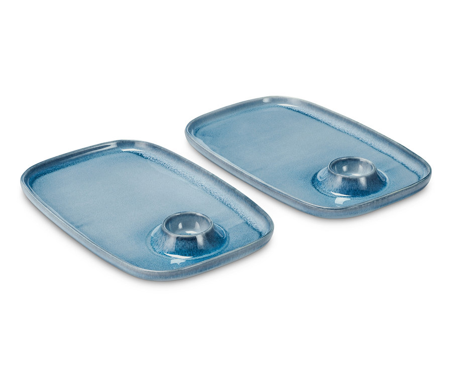 Két kék reggeliző tányér.