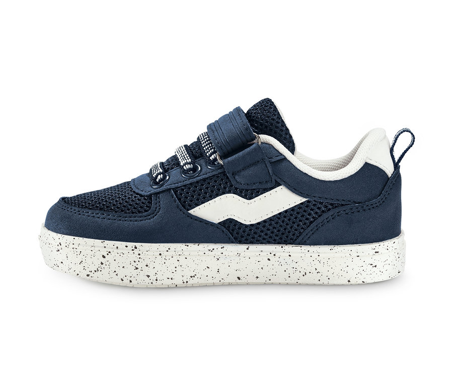 Sötétkék kisfiú sneaker cipő fehér részletekkel és pöttyös fehér talppal.