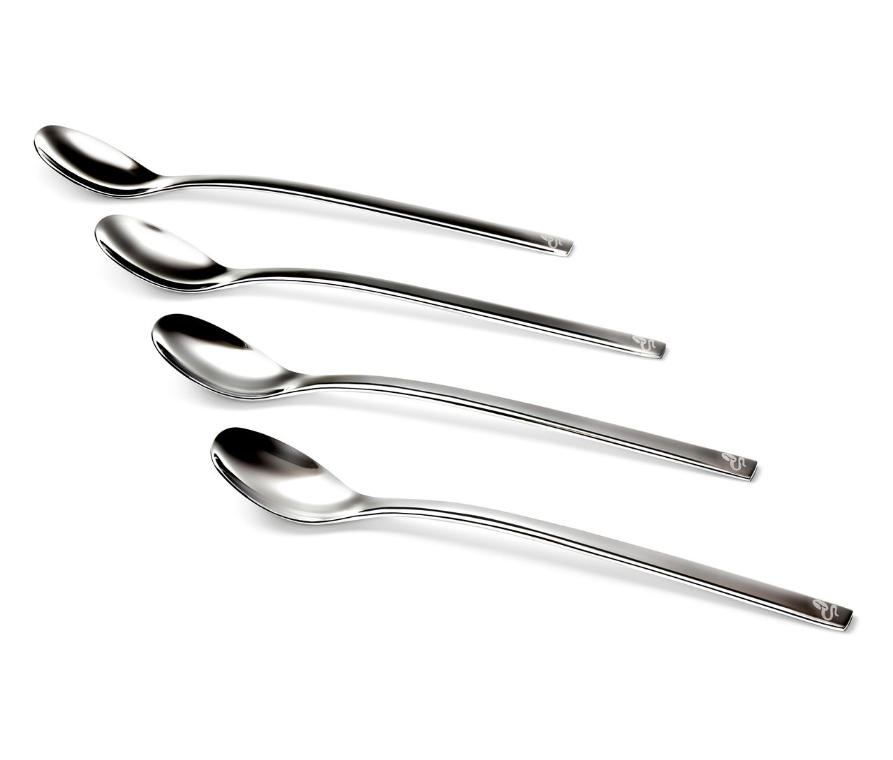 Négy latte macchiato kanál, 4 db-os készlet, átlósan elrendezve fehér háttéren.