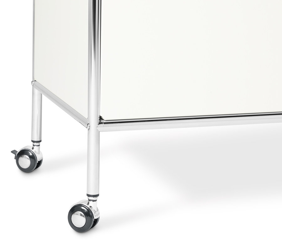 Egy fehér fémszekrény részlete a 4 kiegészítő görgő fém polchoz szettel.