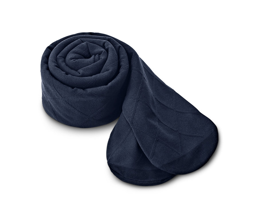 Egy sötétkék, kockás mintázatú női harisnya feltekerve, fehér háttérrel.