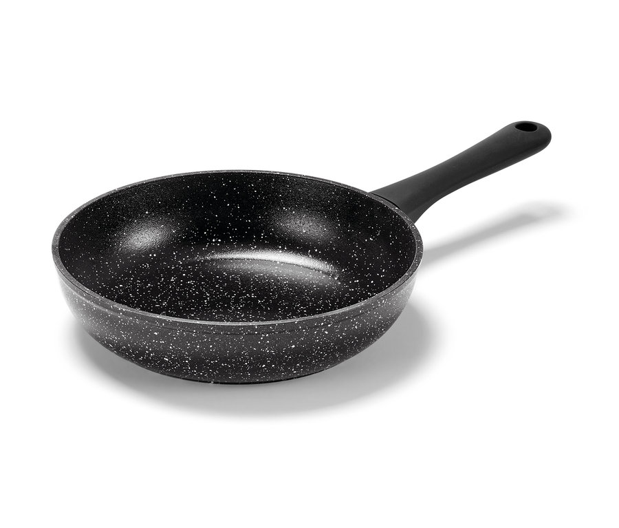 Egy fekete, kőhatású profi serpenyő, 24 cm-es.