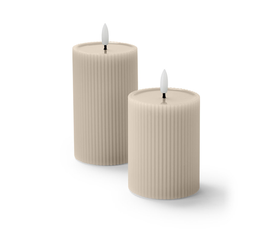 Két bézs színű, valódi viaszos LED gyertya bordázott felülettel egymás mellett.