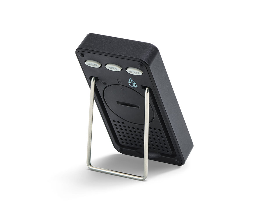 Egy fekete szobahőmérő hátulnézete fém állvánnyal.