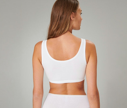 Nő hátulról, fehér SCHIESSER bustier melltartót és fehér alsóneműt visel.