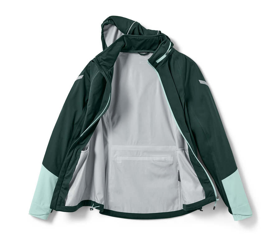 Kinyitott női kerékpáros esőkabát, belül szürke, kívül sötétzöld, türkizkék ujjakkal.