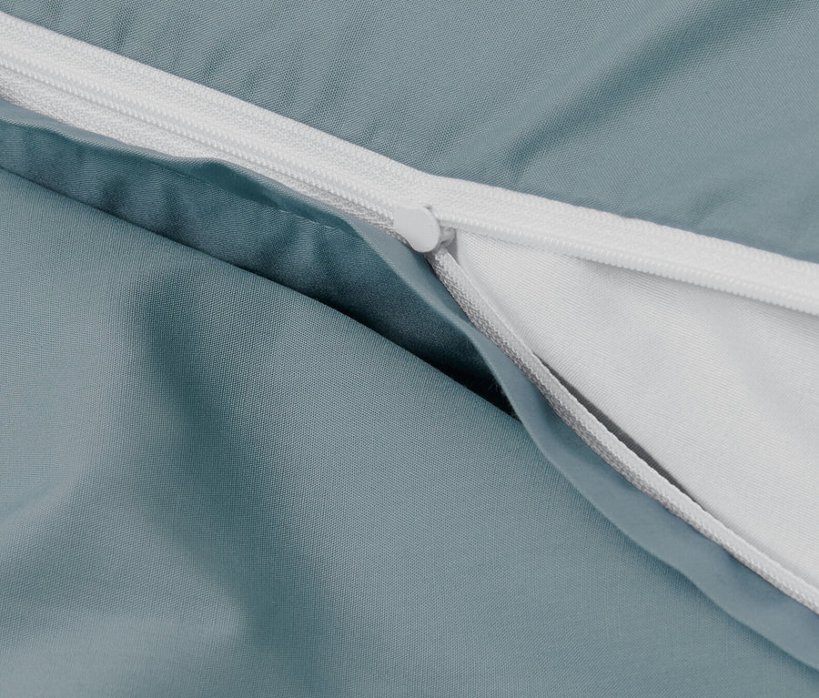 Kék színű, cipzáras perkál ágynemű részlete.