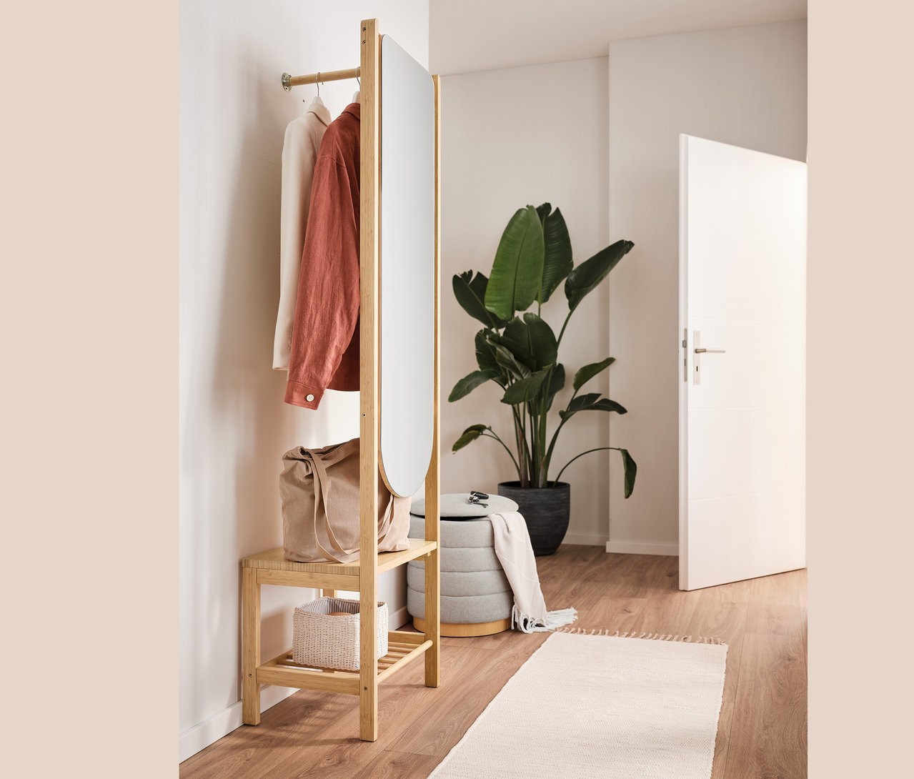 Tükrös ruhaállvány, falhoz rögzíthető, bambusz, kerek puff, tárolóval, szürke, táska és ruhák a belső térben.