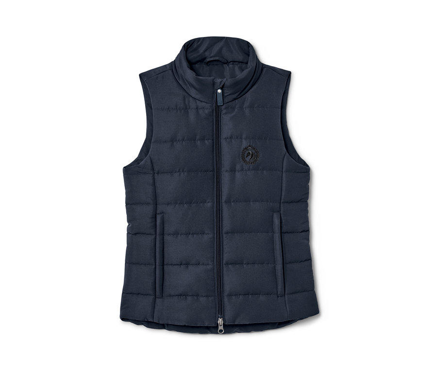 Sötétkék lány lovaglómellény fekete logóval a mellkason.