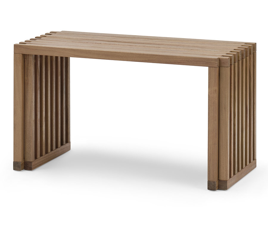 Egyetlen kihúzható pad áll fehér háttér előtt.