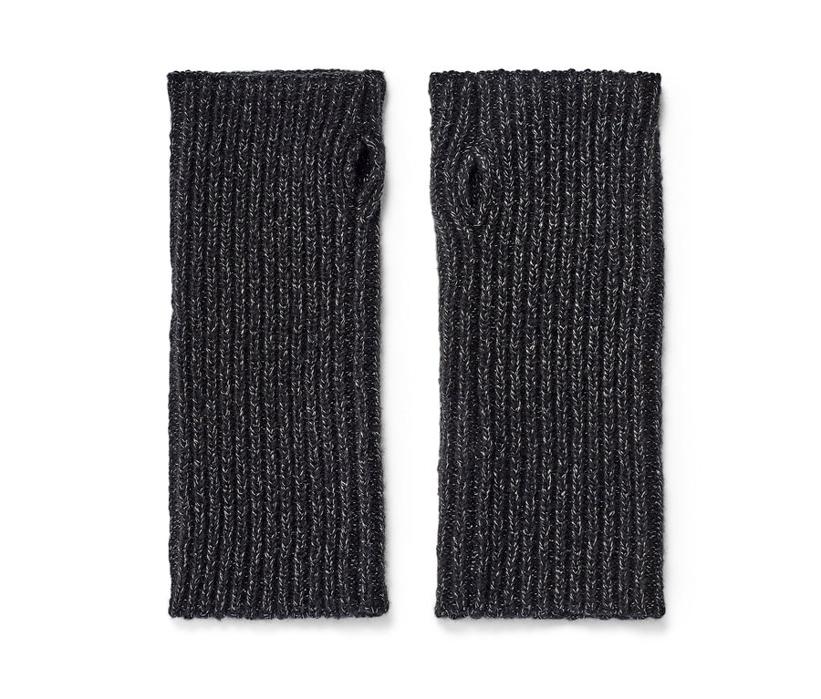 Két női kötött, csillogó fekete csuklómelegítő fekszik egymás mellett fehér háttéren.