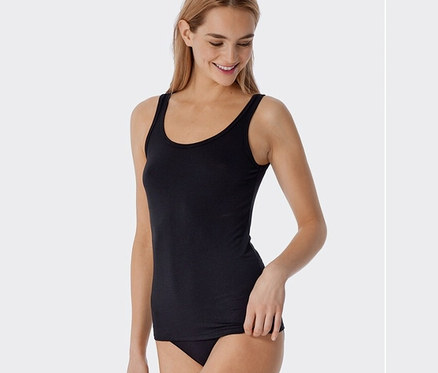 Nő visel egy fekete, csíkos SCHIESSER modál topot a 2 darabos szettből.