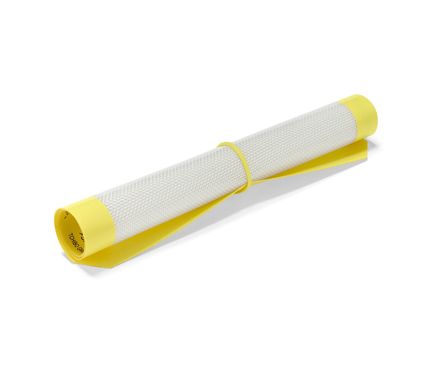 Egy feltekert, üvegszállal megerősített, többször használható sütőalátét sárga szalaggal.