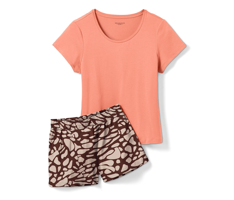 Rövid, korall színű pólóból és barna mintás rövidnadrágból álló női rövidnadrágos pizsama fehér alapon.