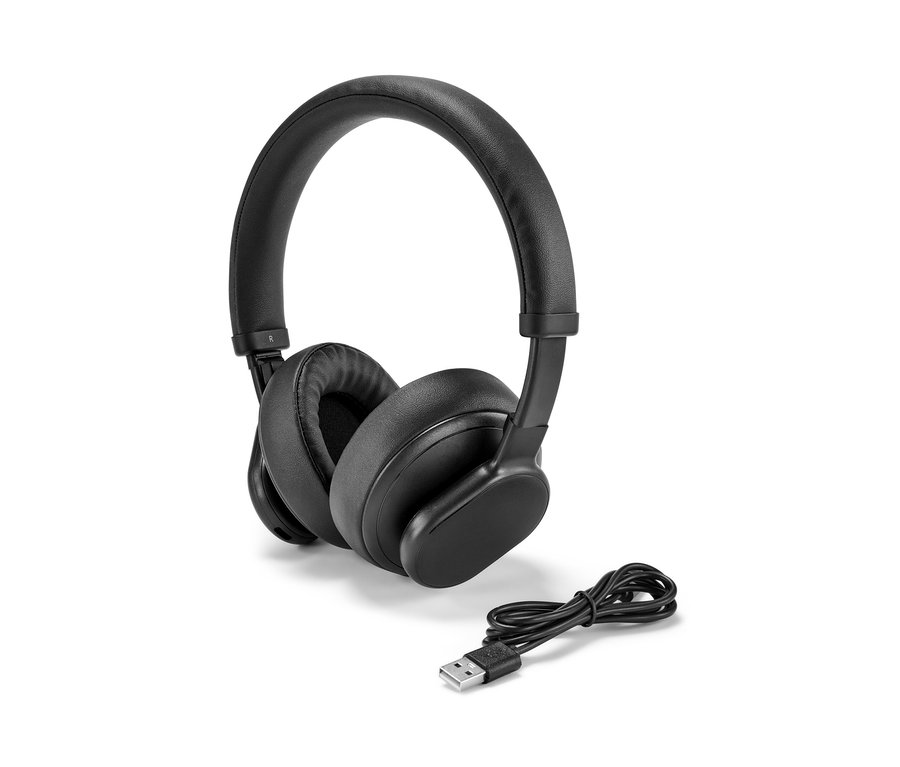 Fekete Bluetooth® fejhallgató érintőfunkcióval egy töltőkábel mellett.